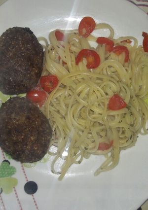 Una foto de Kibe relleno de queso con fideos