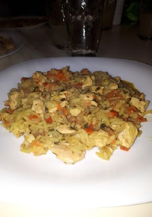 Una foto de Arroz con pollo curcumel