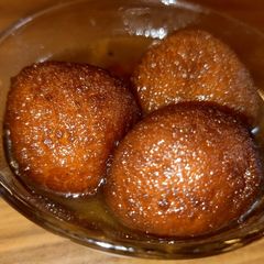 A picture of Gulab jamun.
