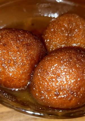 A picture of Gulab jamun.