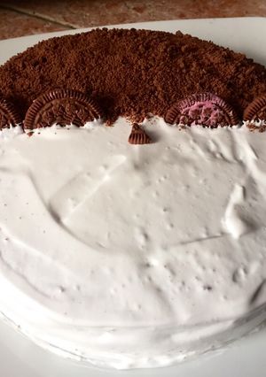 Una foto de Torta de vainilla con crema🍰