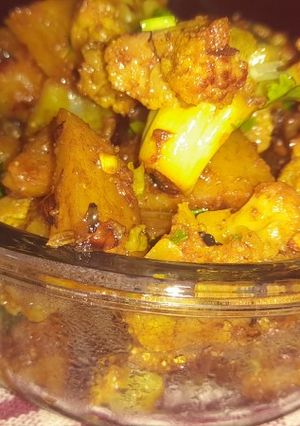 आलू और फूलगोभी की सब्जी (Aloo aur phoolgobhi ki sabzi recipe in Hindi) रेसिपी मुख्य फोटो