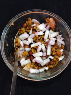 चना चाट (chana chat recipe in Hindi) रेसिपी मुख्य फोटो