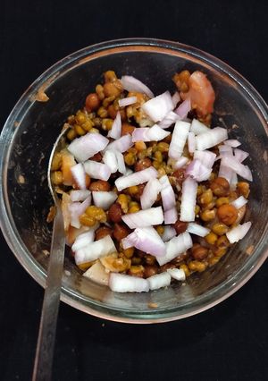 चना चाट (chana chat recipe in Hindi) रेसिपी मुख्य फोटो