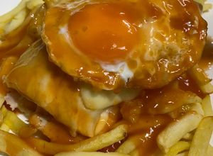 Foto de Tosta Mista com Bife de Frango e molho de Francesinha