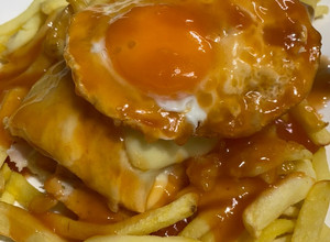 Foto de Tosta Mista com Bife de Frango e molho de Francesinha