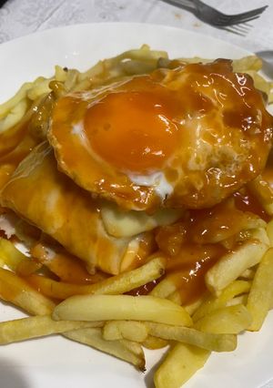 Foto de Tosta Mista com Bife de Frango e molho de Francesinha