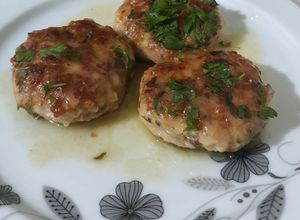 O poză a rețetei Chifteluțe din carne de pui în sos de vin și lămâie.