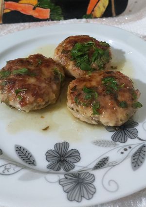 O poză a rețetei Chifteluțe din carne de pui în sos de vin și lămâie.