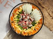Una foto de ensalada de arroz con surimi