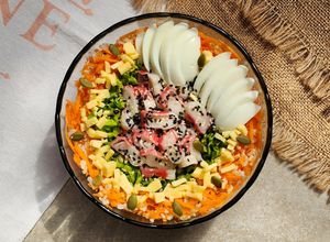 Una foto de 🥗Ensalada de kanikama, arroz integral, lechuga, zanahoria, huevo y queso 🥗Fresca y completa 🥗