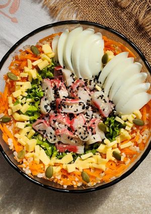 Una foto de 🥗Ensalada de kanikama, arroz integral, lechuga, zanahoria, huevo y queso 🥗Fresca y completa 🥗