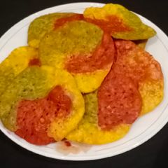A picture of Tricolor khasta Puris.