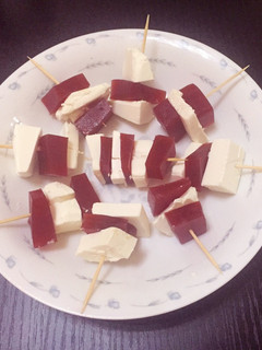 Una foto de Queso con conserva