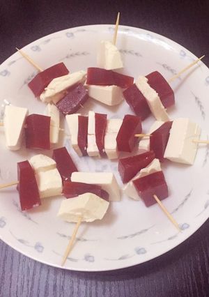 Una foto de Queso con conserva
