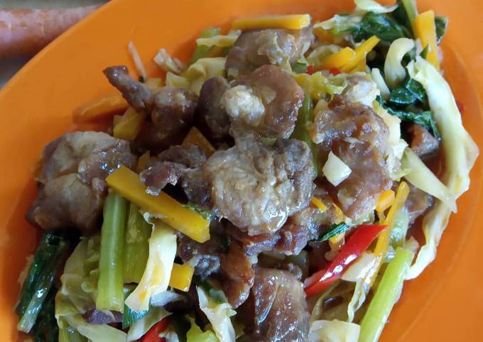 Bagaimana Menyiapkan Babi Goreng Sayur Anti Gagal
