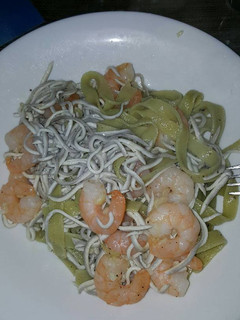 Una foto de Tagliatella de espinacas, gambones y gulas