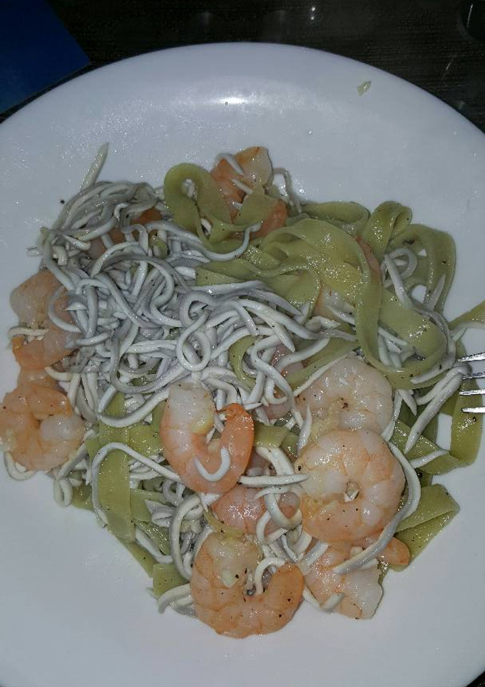 Una foto de Tagliatella de espinacas, gambones y gulas