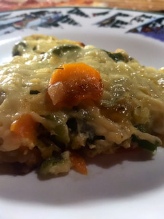 Una foto de Tortilla de verduras y queso