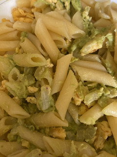 Una foto de Pasta con aguacate, huevo y cebolla
