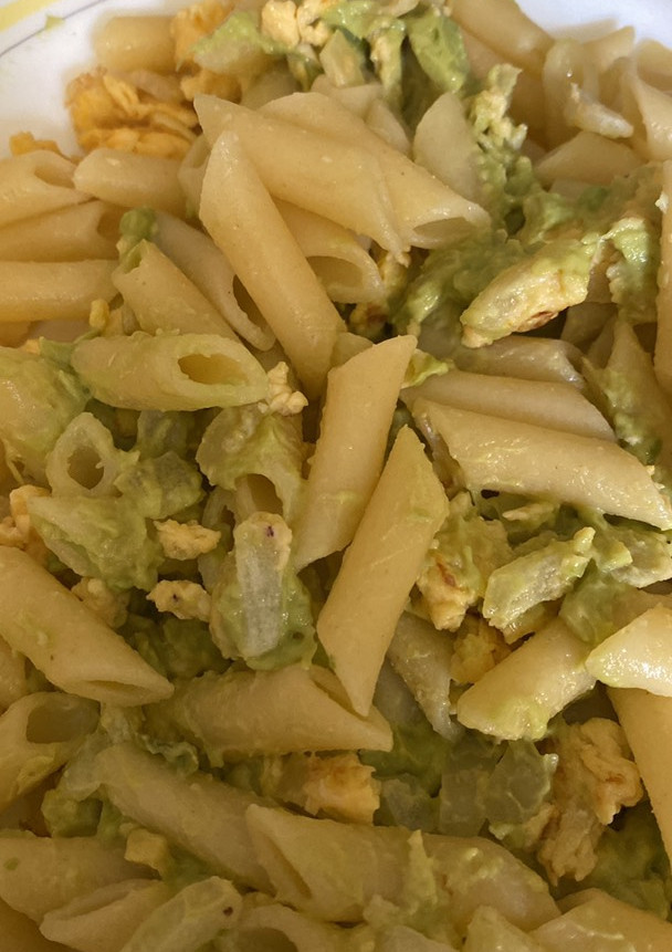 Una foto de Pasta con aguacate, huevo y cebolla