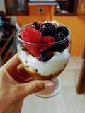 Copita de brownie, dulce de leche, merengues, crema y frutos rojos