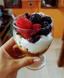 Copita de brownie, dulce de leche, merengues, crema y frutos rojos