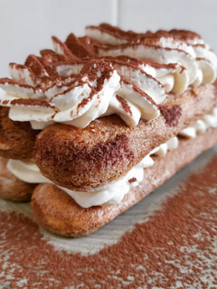 Una foto de Tiramisú de crema de chocolate blanco