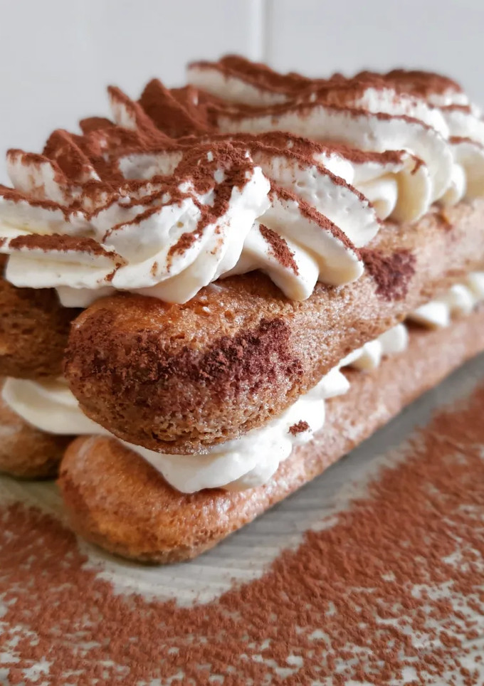 Una foto de Tiramisú de crema de chocolate blanco
