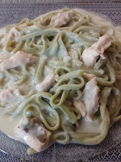 Una foto de Fideos con pollo con salsa blanca, sin crema en 30 min