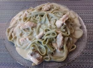 Una foto de Fideos con pollo con salsa blanca, sin crema en 30 min