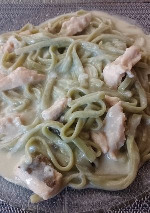 Una foto de Fideos con pollo con salsa blanca, sin crema en 30 min