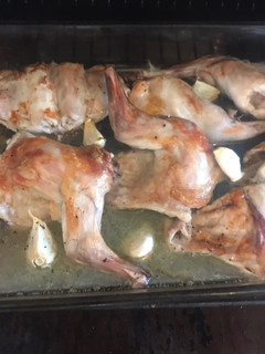 Una foto de Conejo con ajos al horno