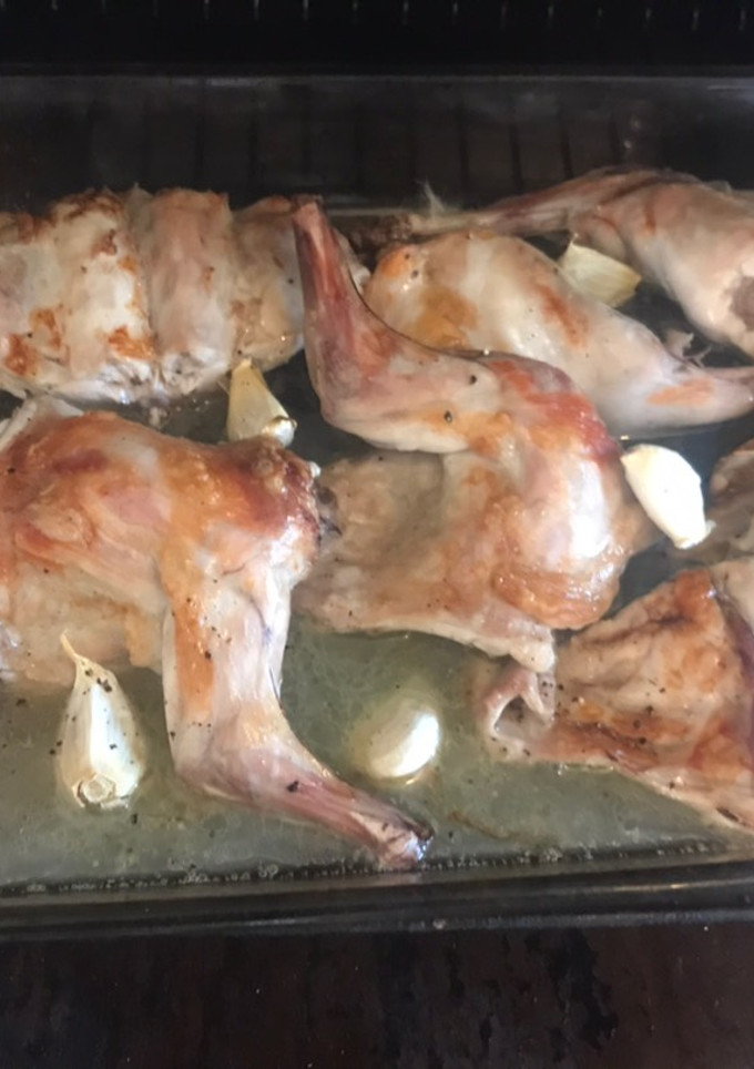 Una foto de Conejo con ajos al horno