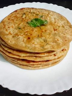 आलू का पराठा(aloo ka paratha recipe in hindi) रेसिपी मुख्य फोटो