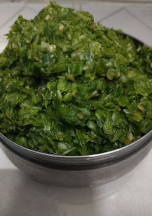 A picture of Green garlic chutney.