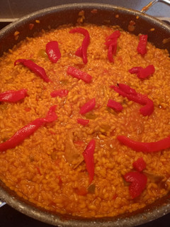 Una foto de Paella de arroz con conejo