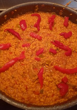 Una foto de Paella de arroz con conejo