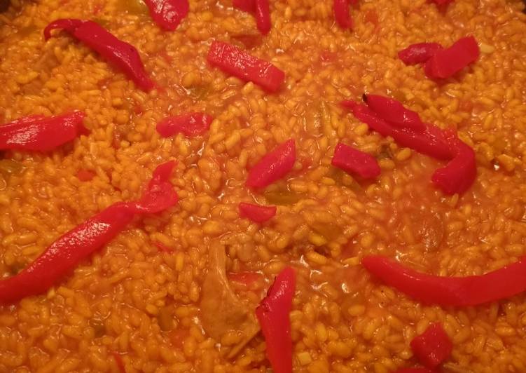 Paella de arroz con conejo