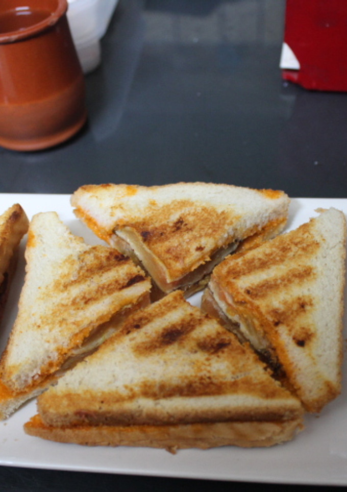 Una foto de Triángulos de pan de molde con sobras al grill doble
