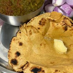 A picture of Makki aur gehun ki roti.