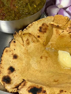 A picture of Makki aur gehun ki roti.