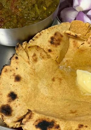 A picture of Makki aur gehun ki roti.