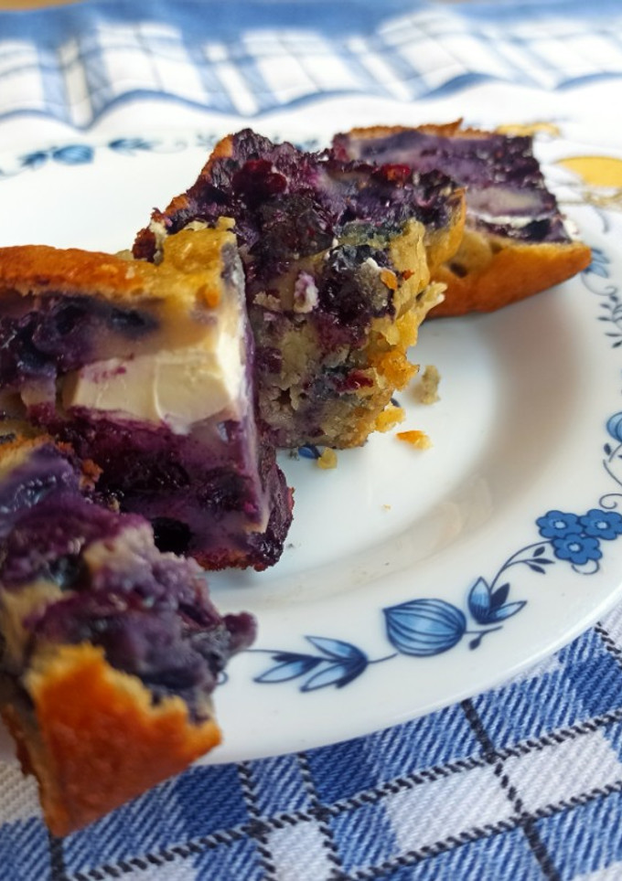 Una foto de Bizcocho de arándanos y queso crema