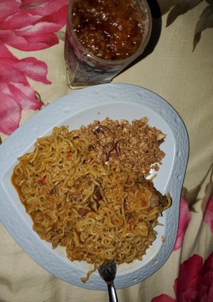 A picture of Peppery noodles and egg.