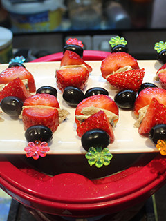 Una foto de Fresas con boquerones y aceitunas negras