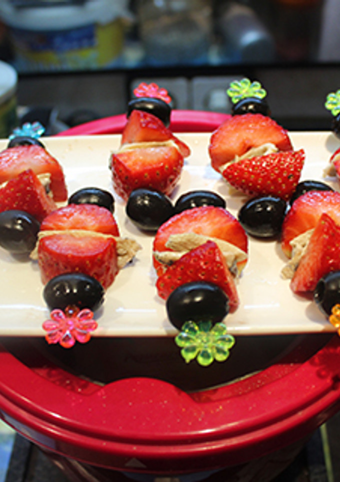 Una foto de Fresas con boquerones y aceitunas negras