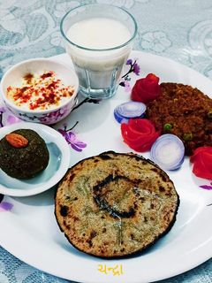 रोटला यानी बाजरे की रोटी रेसिपी मुख्य फोटो