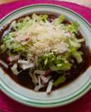 Tlacoyos ahogados en salsa de pasilla