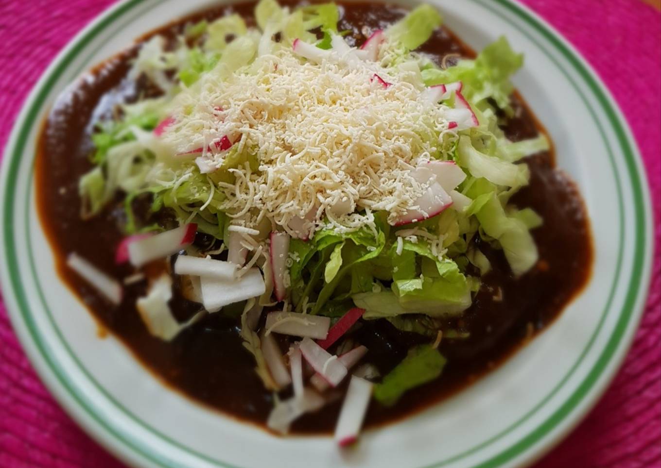 Tlacoyos ahogados en salsa de pasilla